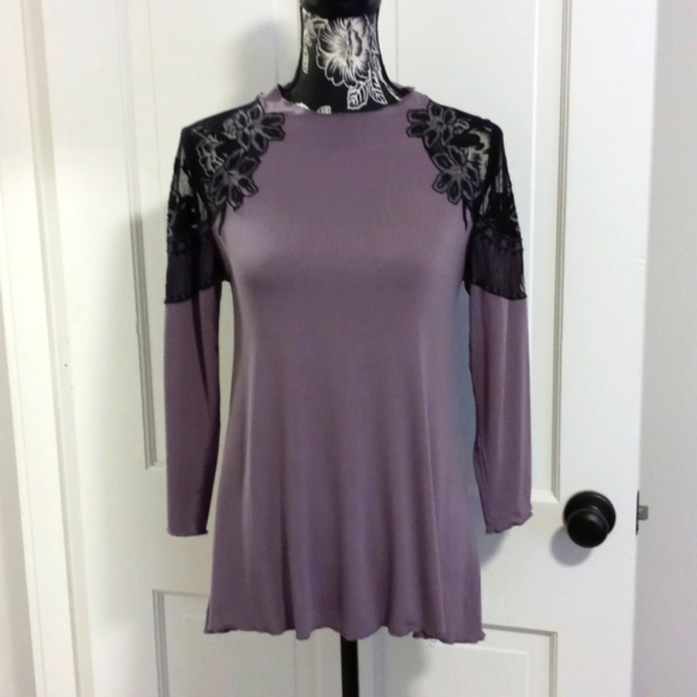 🩶Gimmicks by BKE🩶 - Gray/Black Top w/Lace Embroidered Shoulders/Sleeves